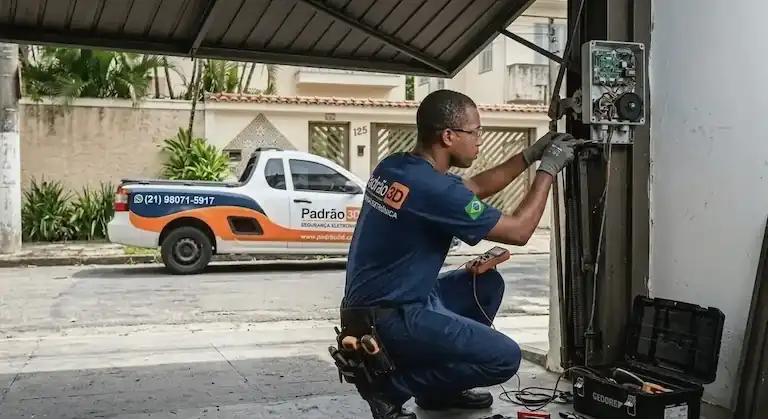 Técnico da Padrão 3D realizando o conserto e ajuste de um portão eletrônico basculante no Rio de Janeiro